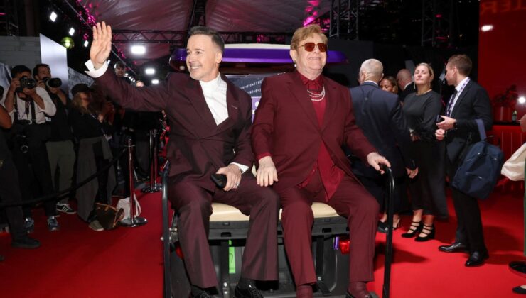 Elton John: Mezar Taşıma Şahane Bir Baba Olduğumu Yazın