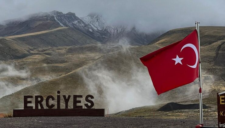 Erciyes’in Zirvesi Karla Kaplandı