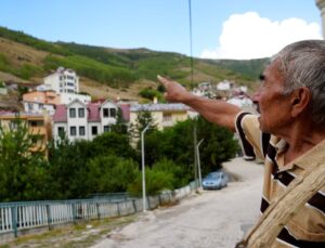 Gümüşhane’de Emekli Öğretmen Diktiği Fidanlarla Köyünü Yeşillendirdi