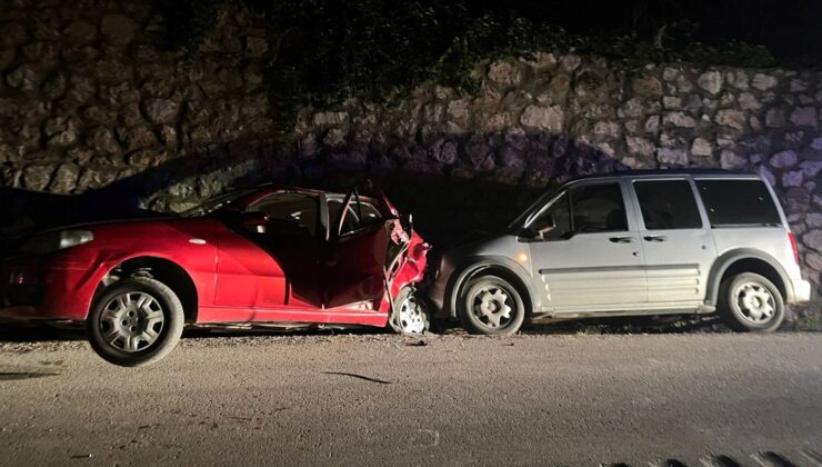 Hafif Ticari Araç Arabayla Çarpıştı: 1 Ölü, 3 Yaralı