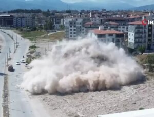 Hatay’da 9 Katlı Bina Dron Kamerasıyla Yıkım Anı Kaydedildi