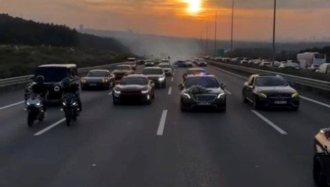 İstanbul’da Tem’i Birbirine Kattılar: Çakarlı Gelin Arabası Yolu Kesti, Lüks Arabalar Drift Attı