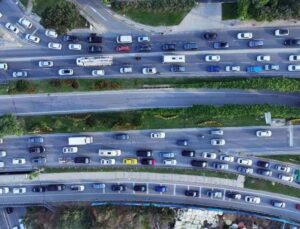 İstanbul’da Trafik Yoğunluğu: Boğaziçi Köprüsü Yönünde Trafik Durma Noktasına Geldi