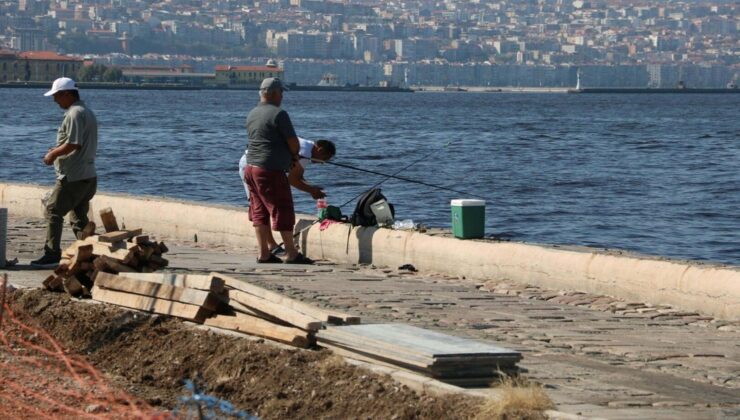 İzmir Körfezi’nde Kirliliğe Aldırış Etmeden Balık Tuttular