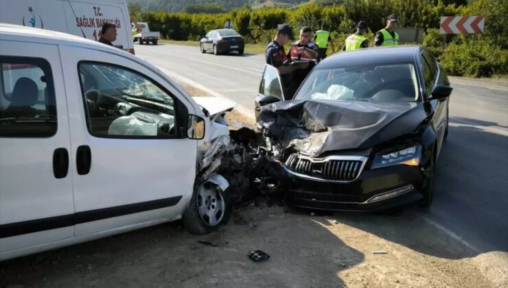 İznik’te Trafik Kazası: İznik Kaymakamı Dahil 4 Kişi Yaralandı