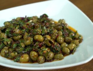 Kahvaltınıza Renk Katacak: Zahterli Ekşili Zeytin Salatası