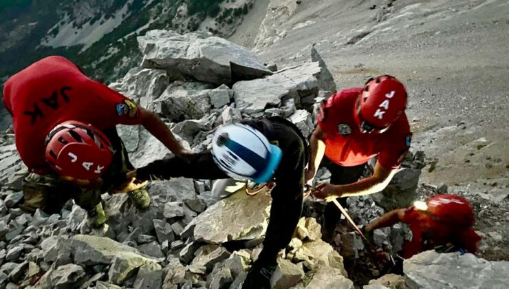 Kayalıklara Düşen Letonyalı Paraşütçü Kurtarıldı