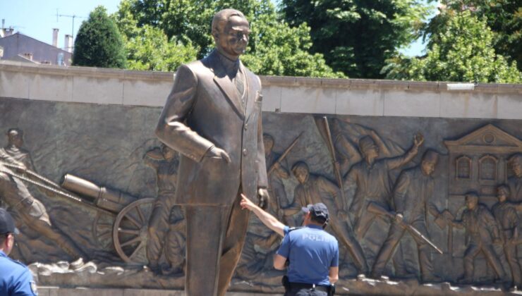 Kayseri’de Atatürk Anıtı’na Saldıran İki Kişiye Hapis Cezası