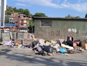 Kocaeli’nin İzmit İlçesinde Toplanmayan Çöpler Mahalleliyi Bezdirdi