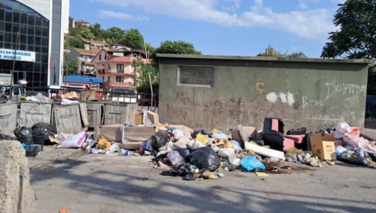 Kocaeli’nin İzmit İlçesinde Toplanmayan Çöpler Mahalleliyi Bezdirdi