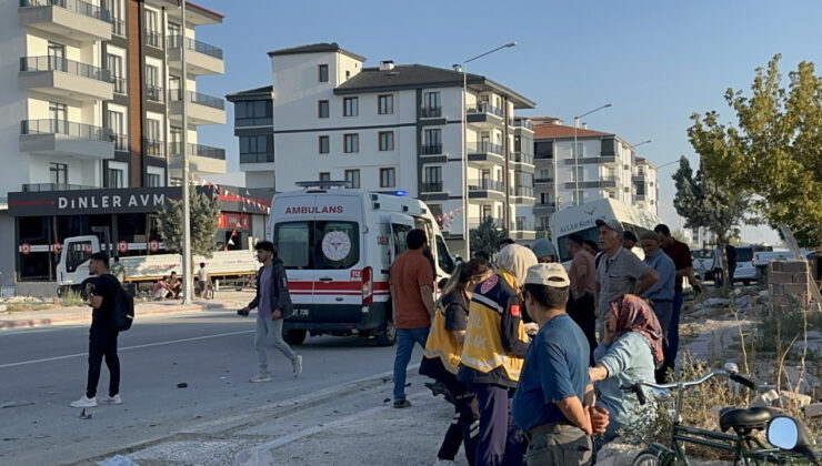 Mevsimlik Emekçileri Taşıyan Minibüs ile Otomobil Çarpıştı: 15 Yaralı