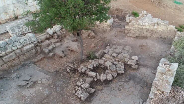 Myra Antik Kenti’nde Bin Çiçek Tekniğiyle Üretilmiş Cam Kaplamalar Bulundu