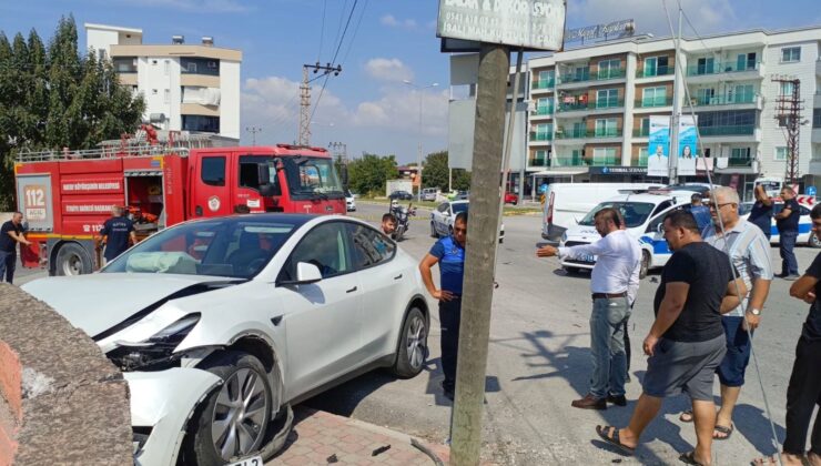 Otomobil ile Polis Aracı Çarpıştı; 3’ü Polis, 5 Yaralı