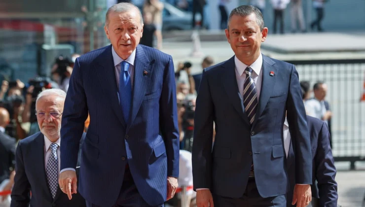 Özel, Erdoğan’a “Yeniden Aday Olmak İstiyorsa Son Tarih Kasım 2025” Diye Seslendi; Partisinin Adayı İçin “En Hazır Olan Kimse Penaltıyı O Atar” Dedi