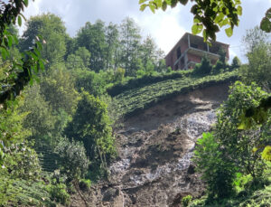 Rize’de Heyelan: Çay Üreticisi Son Anda Kurtuldu