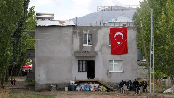 Şehidin Muş’taki Evine Türk Bayrağı Asıldı