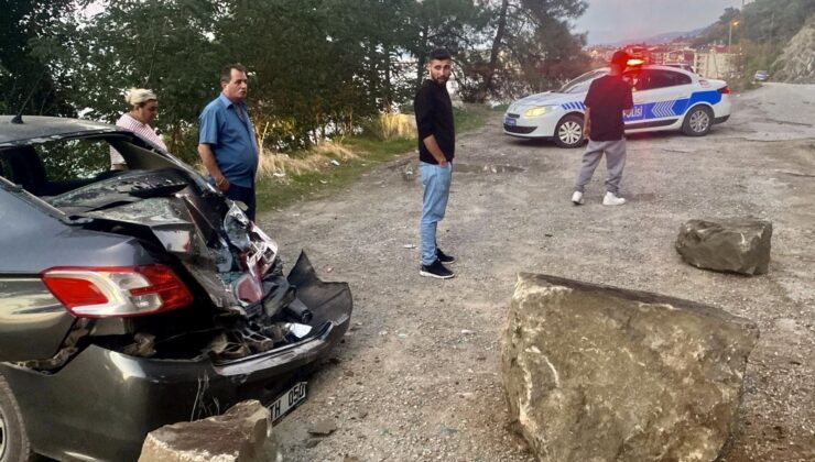 Sinop’ta Yamaçtan Kopan Kaya Arabanın Üzerine Düştü