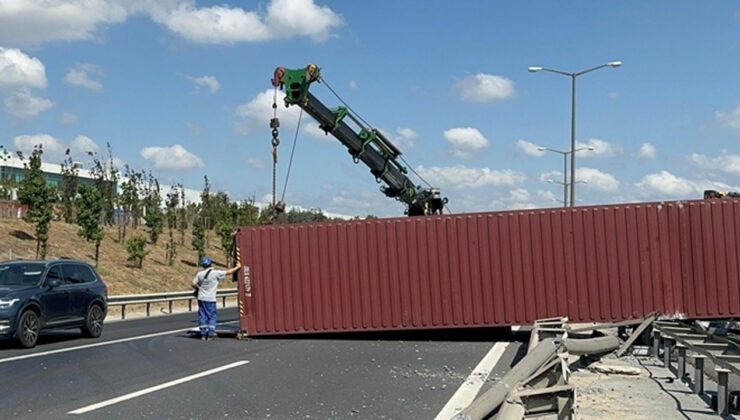 Şırnak’ta Kontrolden Çıkan Tır Devrildi, Sürücüsü Yaralandı