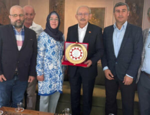 Sosyal Adalet Derneği’nden Kemal Kılıçdaroğlu’na Plaket