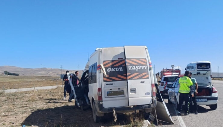 Tır ile Minibüs Çarpıştı, Yolculardan Biri Hayatını Kaybetti