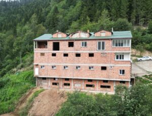 Trabzon’da Bir Besici, Hayvanları İçin Dört Katlı Apartman Yaptı