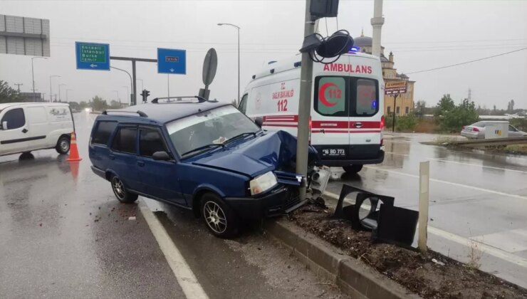 Trafik Lambası Direğine Çarpan Arabada İki Yaralı