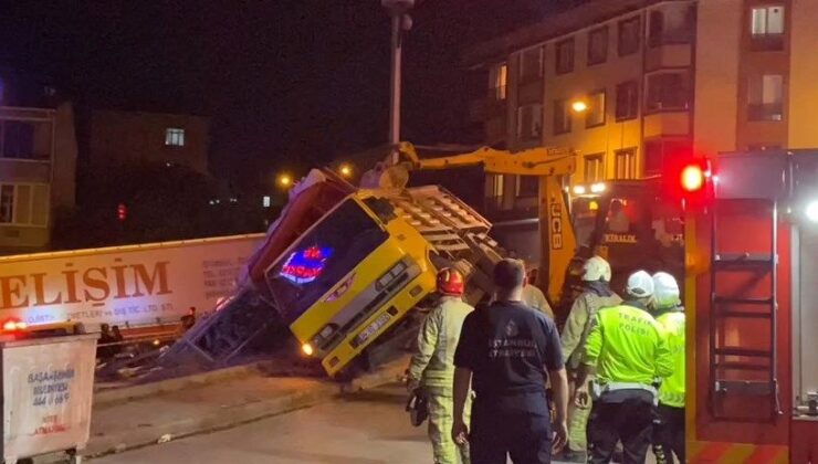 Üç Çocuk Devrilen Kamyonetin Kasasından Düşen Materyallerin Altında Kaldı