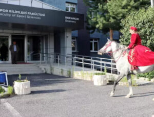 Üniversite Tezini Atına Binerek Götürdü