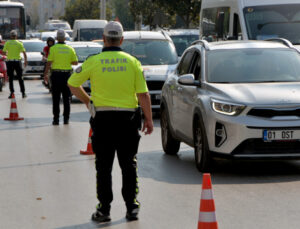 Adana’da Yayalara Yol Vermeyen 22 Şoföre Para Cezası