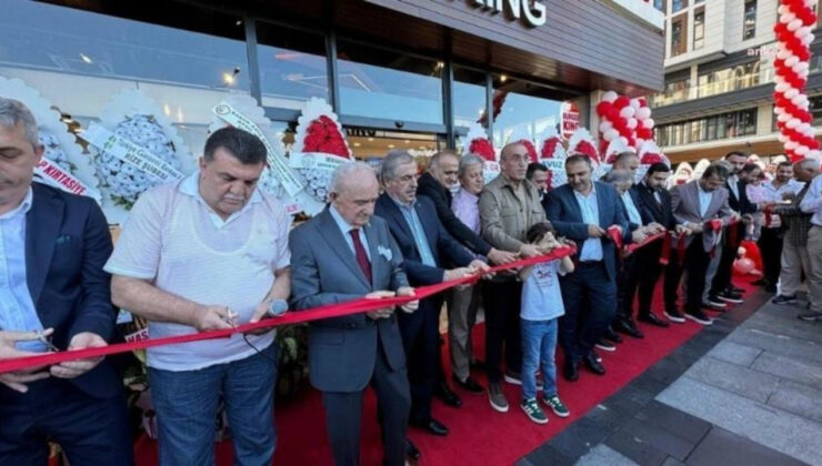 Ak Parti, ‘Burger King’ Açılışına Katılan Yöneticileri Disipline Sevk Etti