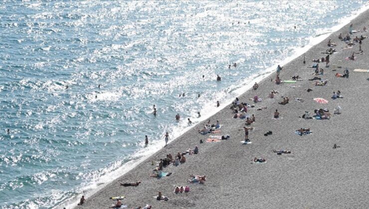 Antalya’da Sıcak Hava Nedeniyle Kıyılardaki Yoğunluk Sürüyor