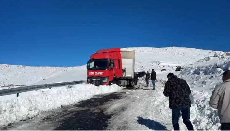 Artvin’de Kar Yağışı Şoförlere Zor Anlar Yaşattı