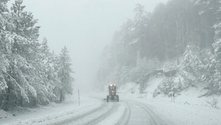 Artvin’de Kardan Kapanan Köy Yolları Ulaşıma Açıldı