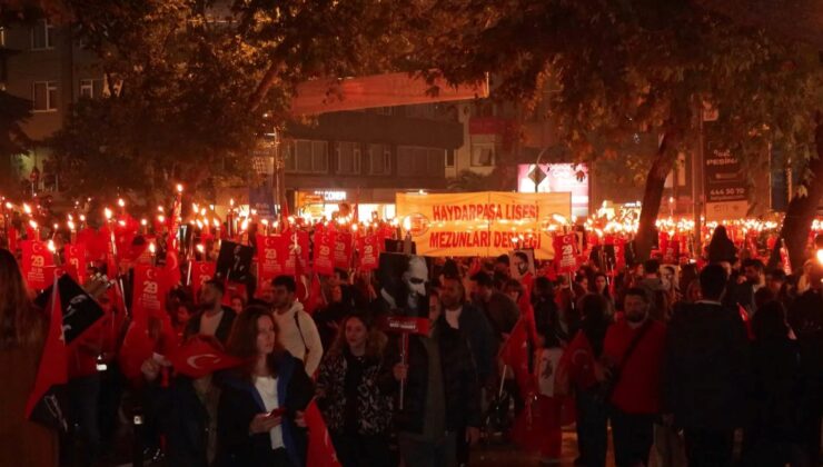 Bağdat Caddesi Kırmızı Beyaza Büründü: Binlerce Kişi Cumhuriyet Yürüyüşü’ne Katıldı