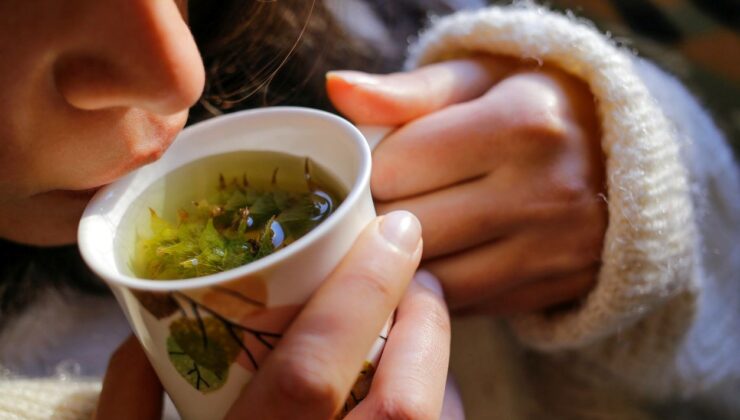 Bağışıklığını Güçlendirmek İsteyen Bu Çayı İçiyor: Havaların Soğumasıyla Herkes Soluğu Aktarda Aldı