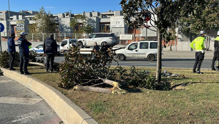 Başakşehir’de Kaza: 2 Araç Çarpıştı, Biri Takla Atarak Yan Döndü