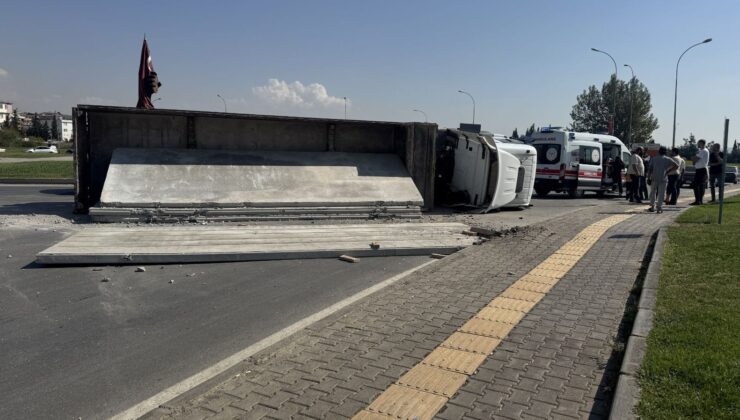 Beton Blok Yüklü Tır Devrildi