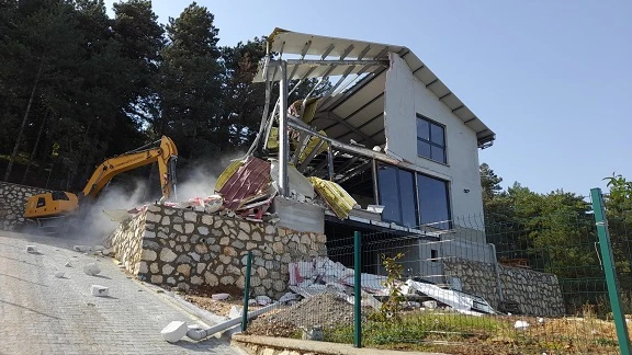 Bursa Osmangazi Belediyesi, Uludağ’a Kaçak Yapılan Villaları Tek Tek Yıkıyor!