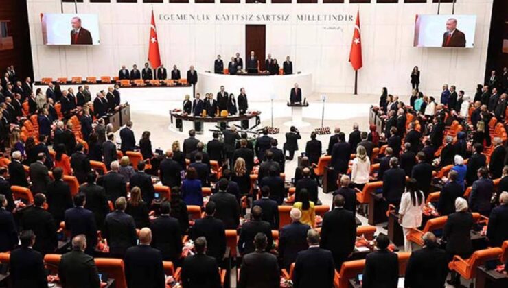 CHP’de “Ayakta Karşılaşma” Tartışması Sürüyor: “Ayağa Kalkmak AKP Seçmenine Değil Erdoğan’a Sempatik Görünmektir!”