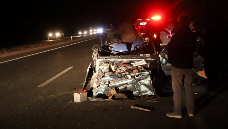 Denizli’de Otomobil Traktör Römorküne Çarptı: 1 Ölü