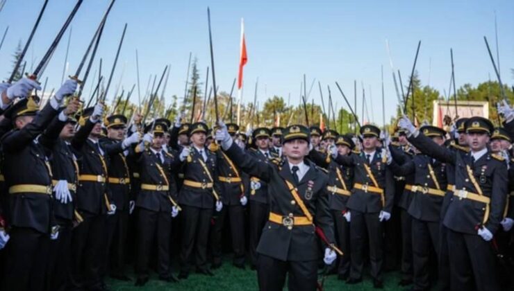 ‘Diploma Merasiminde Kılıç Çeken Teğmenlerin Komutanı Olan Binbaşı M., TSK’dan İstifa Etti’