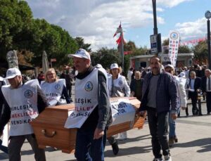 Emeklilerden Tabutlu Eylem: “AKP Sebep, Emekliye Tabut Sonuçtur”