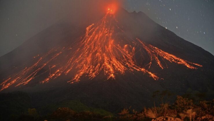 Endonezya, Merapi Yanardağı’nın Patlaması Üzerine Alarma Geçti