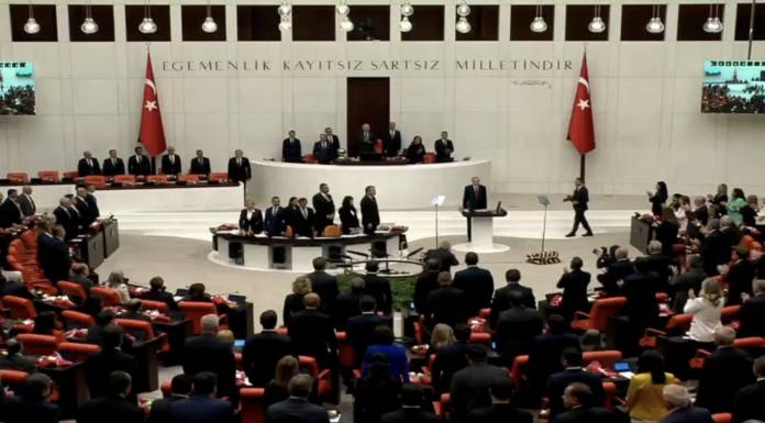 “Erdoğan’ı Ayakta Karşılama” Kararı CHP’yi Böldü: Vekillerin Bir Bölümü İçeri Girmedi, 7 Vekil Ayağa Kalkmadı