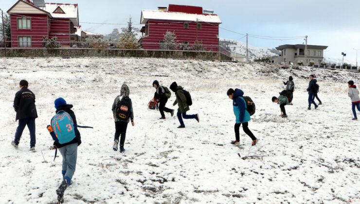 Erzurum’a Kar Yağdı, En Çok Çocuklar Sevindi