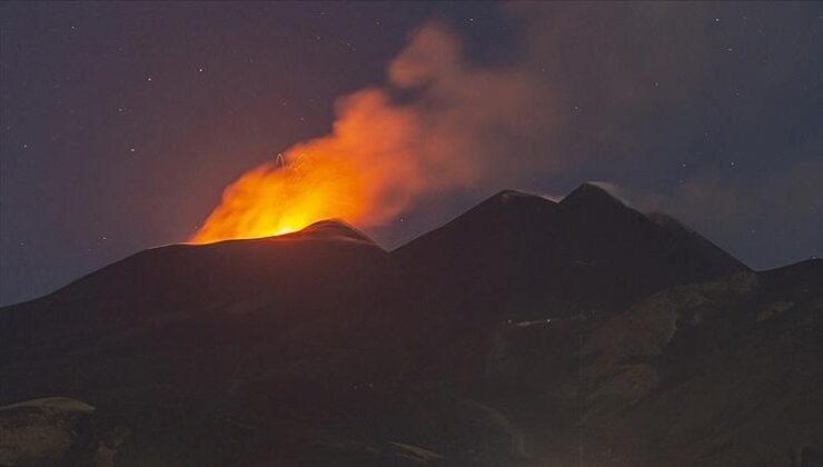 Etna Yanardağı Lav Püskürtmeye Başladı