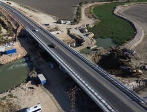 Hatay’da Depremin Ardından Kırıklar Oluşan Yolda Köprü İnşası Tamamlandı