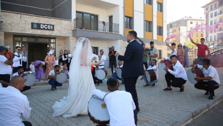 Hatay’da Konutu Teslim Edilen Depremzede, Ertelediği Düğününü Yaptı