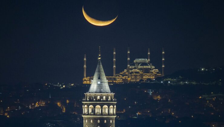 İstanbul’da Hilal, Büyük Çamlıca Mescidi ve Galata Kulesi ile Görsel Şölen Oluşturdu