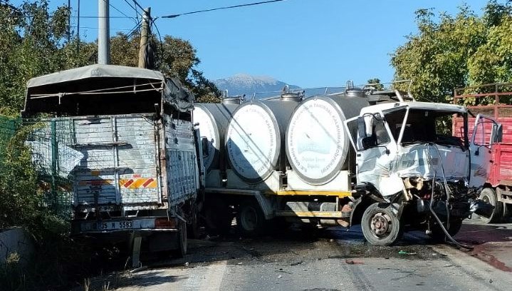 İzmir’de Kamyonlar Kafa Kafaya Çarpıştı: İki Kişi Yaralandı